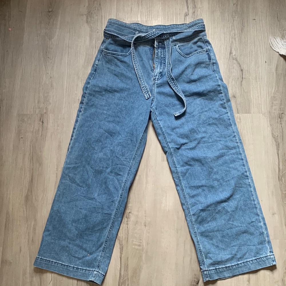 Silver Jeans co., Blue, cropped leg, high waisted, with belt, size 8.